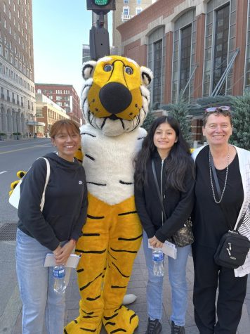 The University of Missouri mascot poses with Jocellyn, Elvia and Ms. Porterfield outside the convention center in downtown St. Louis. (BRHS Photo)