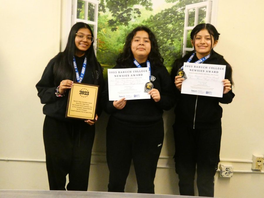 Seniors+Sara+Singh%2C+Katie+Ordaz+and+Elvia+Serrano+show+off+their+awards+from+the+journalism+conference.