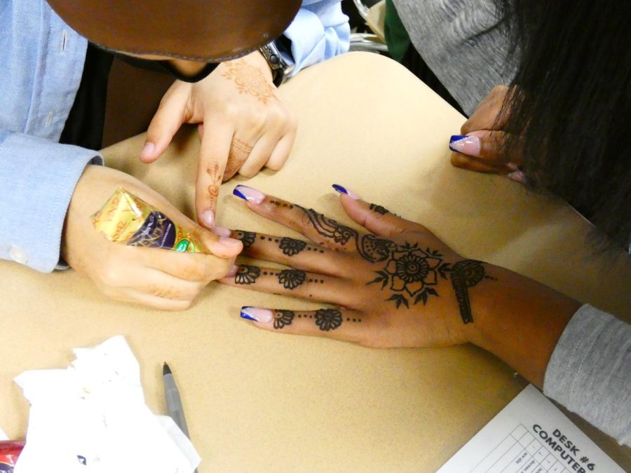 Henna tattoo design comes out very neat and detailed. 