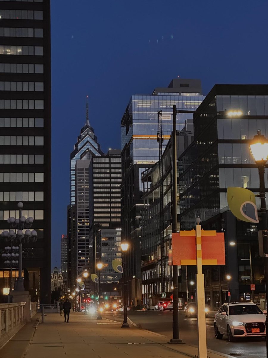 Students enjoy a twilight stroll through the captivating city of Philadelphia. 